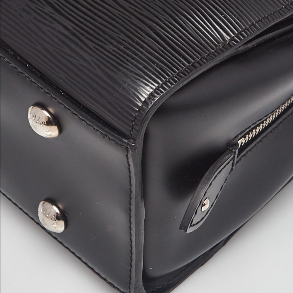 LOUIS VUITTON
Black Epi Leather Pont-Neuf GM Bag - Picture 5 of 7